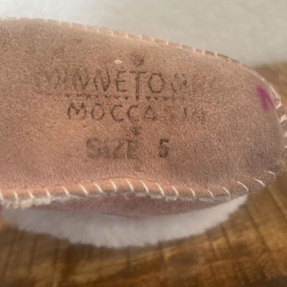 Minnetonka Moccasins Pink Lambs Wool Suede BOOTIES BOOTS Size 5 Infant READ FLAW